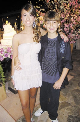 Ana Lívia C. Bueno e o irmão Otávio Augusto em noite de festa